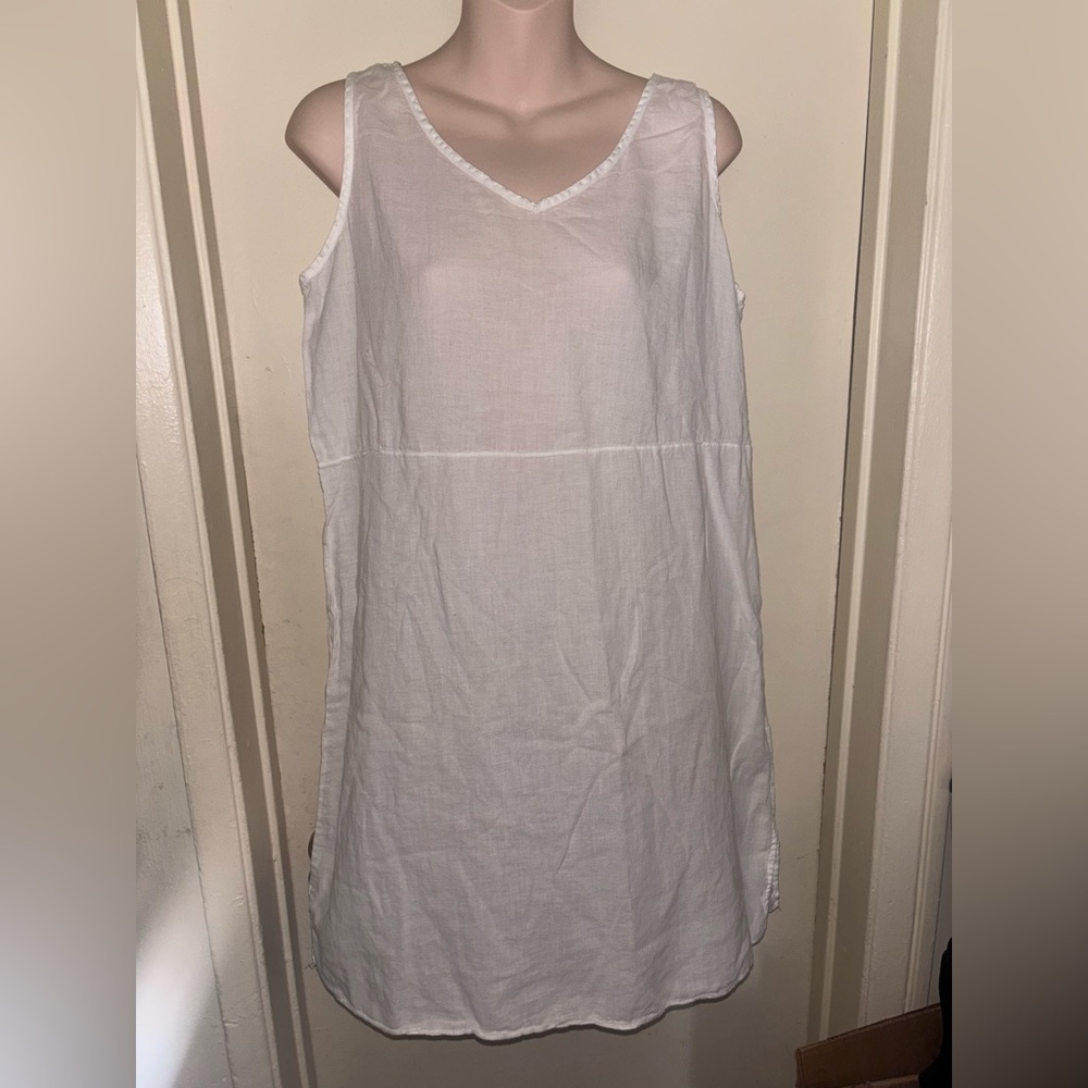 A la Mode. Women's White Sleeveless Nightgown. Size 1
